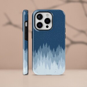 Custodia per telefono Charming Forest Pine Sottile TOUGH Cover adatta per 16 Pro Max, 15 Plus, 14, 13, 12, XR, SE e Samsung S24, S23, Z Flip, Pixel 9, 8