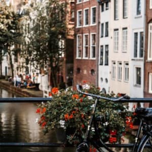 Bicicletas de postal en el canal de Utrecht.