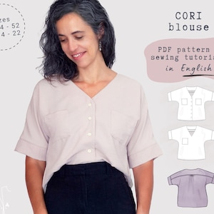 Può includere: Una donna indossa una camicetta rosa chiaro con scollo a V e chiusura con bottoni. L'immagine include il testo "CORI blouse" e "PDF pattern & sewing tutorial in English." La camicetta ha due tasche frontali. Taglie EU 34-52, US 4-22.