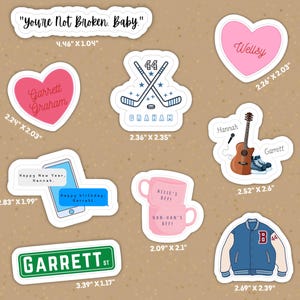 Könnte beinhalten: Eine Sammlung von Aufklebern mit verschiedenen Motiven, darunter eine Sprechblase mit dem Text You're Not Broken. Baby., herzförmige Sticker mit Namen, Eishockeyschläger mit der Nummer 44, eine Gitarre, ein Smartphone, rosa Tassen und eine Collegejacke.