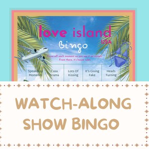 Könnte beinhalten: Eine farbenfrohe Bingo-Karte mit dem Text "Love Island Bingo USA" und Sätzen wie "Speakeasy Moments" und "Lots of Kissing". Die Karte zeigt einen blauen Himmel, Palmenblätter, ein Flugzeug und einen Bikini. Der Text "WATCH-ALONG SHOW BINGO" steht unten.