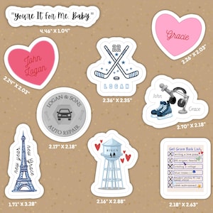 Puede incluir: Una colección de ocho pegatinas de vinilo troqueladas con varios diseños, incluyendo corazones con nombres, palos de hockey con el número 22, un micrófono con auriculares, la Torre Eiffel, una torre de agua y una lista titulada Get Grace Back List.