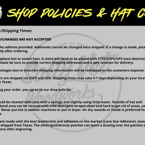 以下が含まれることがあります： テキスト付きの画像: "SHOP POLICIES & HAT CARE." 詳細には、生産/発送時間、返品/交換ポリシー、帽子のケア手順が含まれます。 テキストは、灰色の背景に黒と黄色で表示されます。