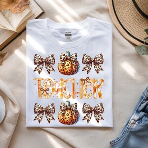 Coquette Bow Teacher Pumpkin PNG, Estampa de Leopardo para Sublimação com Tema Outono, Estampa de Guepardo Moderna para Camiseta Escolar de Outono