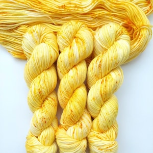 Hand dyed yarn | superwash merino wool | 4 ply dk weight | 225m/ 100g skein | Daffodil