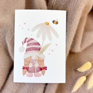 Postkarte - Wichtel mit Blume und Biene - Niedliches Design, 300g/qm Papier, A6 Format - süße Grußkarte zum Geburtstag, Jubiläum, für Kinder