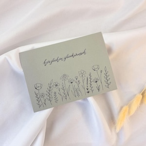 Postkarte - Herzlichen Glückwunsch - Blumenwiese mit grünem Hintergrund auf mattem 300g/qm Papier im A6 Format - Grußkarte