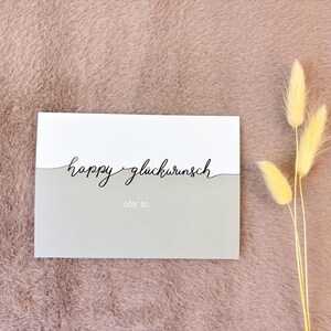 Lustige Postkarte - "Happy Glückwunsch …oder so" - Witzige Grußkarte mit grünem Hintergrund - 300g/qm Papier - A6 Format - Grußkarte