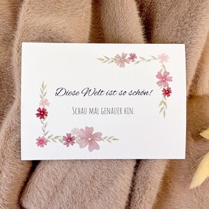 Postkarte - "Diese Welt ist so schön!" - Blumendesign auf mattem 300g/qm Papier im A6 Format - Geschenk für deine Liebsten - Grußkarte