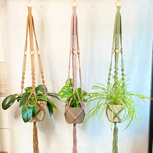 Makramee Blumenampel | 120cm 130cm | Blumenampel im Boho Style | Makramee | Makramee Hängeampel | Pflanzenampel mit Holzring und Holzperlen