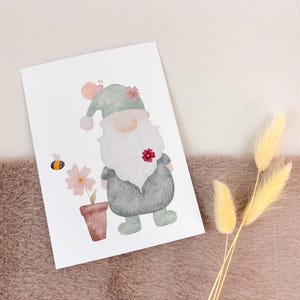 Postkarte - Wichtel mit Schnecke, Blumentopf und Biene - Niedliches Design, 300g/qm Papier, A6 Format - süße Grußkarte für Kinder&Erwachsene