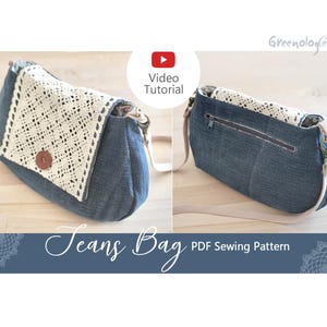 Könnte beinhalten: Eine Jeans-Tasche mit einer gehäkelten Klappe und einer Reißverschlusstasche. Die Tasche hat einen langen Riemen und einen Knopfverschluss. Die Tasche liegt auf einer Holzoberfläche. Jeans-Tasche PDF-Schnittmuster.