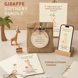 Könnte beinhalten: Ein Giraffen-Geburtstags-Bundle mit einer Holzgiraffe, einer braunen Papiertüte mit Anhänger und Einladungskarten. Der Anhänger lautet: "Big thanks for REACHING OUT! Love, EMMA." Ein Smartphone mit einer Geburtstagseinladung ist ebenfalls zu sehen.