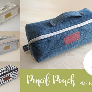 Könnte beinhalten: Drei verschiedene Stiftetuis, eines mit einem weißen und grünen Blumenmuster, eines mit einem grauen Stoff und eines mit einem blauen Jeansstoff. Das Jeans-Etui hat ein braunes Leder-Etikett mit dem Wort "Greenlily" darauf. Die Etuis sind alle mit Reißverschlüssen verschlossen und haben einen Griff oben. Der Text "Pencil Pouch PDF Pattern" befindet sich unten im Bild.