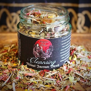 Op de afbeelding: Een glazen pot gevuld met een mengsel van gedroogde kruiden en bloemen. Het etiket vermeldt "Empress of the Moon" en "Cleansing Ritual Incense Blend". Een ritueel mengsel om heilige ruimtes te reinigen en te zuiveren.