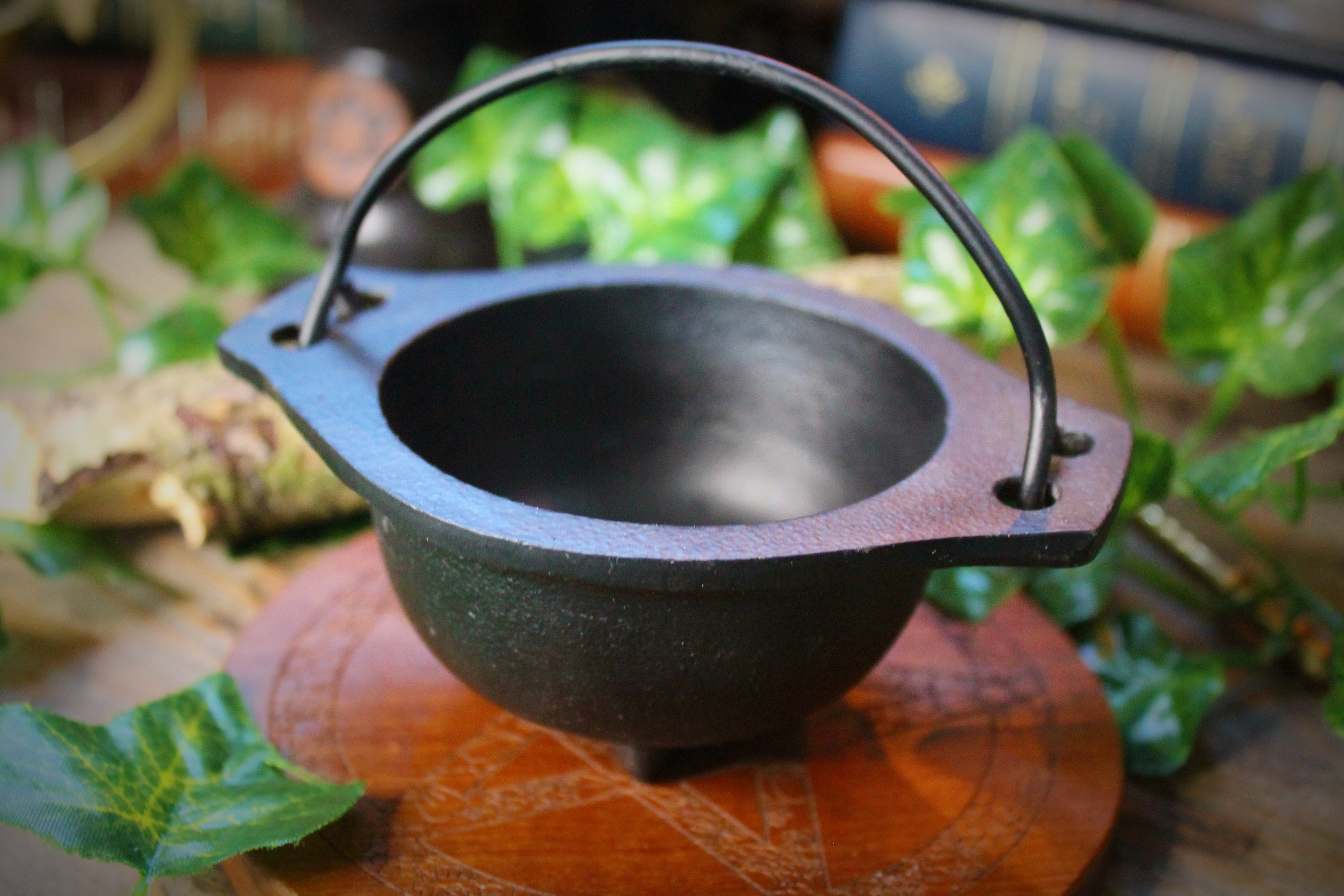 Cast Iron Cauldron Triple Moon Medium Witch & Magic Accessory for Wicca Potions Neopaganism Gift 
