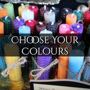 Könnte beinhalten: Eine Sammlung farbenfroher, zylindrischer Kerzen in verschiedenen Farbtönen, darunter Grün, Orange, Lila und Blau. Jede Kerze ist mit Bindfaden umwickelt. Der Text "CHOOSE YOUR COLOURS" ist auf dem Bild zu sehen.