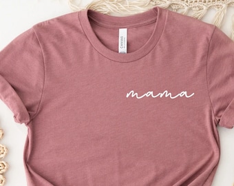 以下が含まれることがあります： 正面に白い筆記体で「mama」と書かれた、薄紫色のTシャツです。
