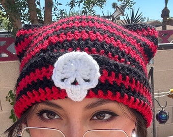 Gorro de gato a rayas rojas y negras de ganchillo con calavera