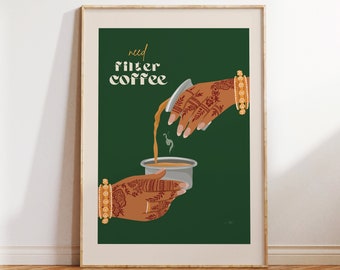 Könnte beinhalten: Ein grünes Poster mit dem Text "need filter coffee" in braunen und weißen Buchstaben. Zwei Hände mit Henna-Mustern sind zu sehen, die Kaffee aus einer silbernen Kanne in eine Tasse gießen.