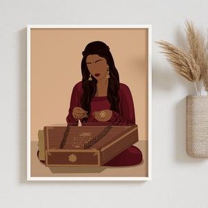 Op de afbeelding: Een vrouw in een mahoniekleurige jurk bespeelt een bruin en gouden snaarinstrument genaamd een santoor. Het instrument heeft een decoratief bloemmotief aan de voorkant.