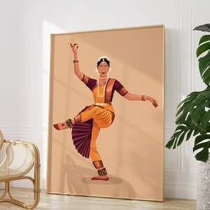K&ouml;nnte beinhalten: Eine Frau in einem gelben und violetten Sari f&uuml;hrt eine traditionelle indische Tanzpose aus. Sie hat dunkles Haar und tr&auml;gt eine Blumenkette und Schmuck. Der Hintergrund ist in einem hellen Pfirsichton gehalten.