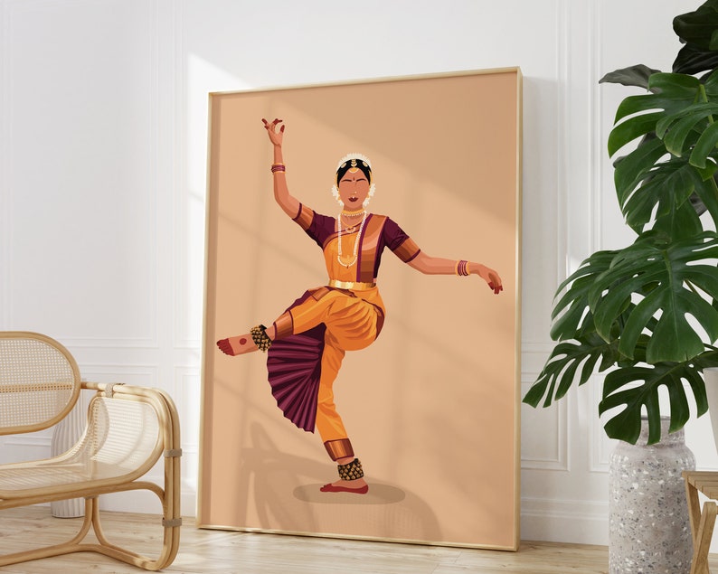 K&ouml;nnte beinhalten: Eine Frau in einem gelben und violetten Sari f&uuml;hrt eine traditionelle indische Tanzpose aus. Sie hat dunkles Haar und tr&auml;gt eine Blumenkette und Schmuck. Der Hintergrund ist in einem hellen Pfirsichton gehalten.