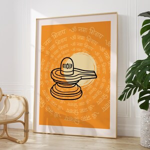 Może przedstawiać: Oprawiony wydruk artystyczny z czarnym rysunkiem linii lingamu, symbolu Pana Śiwy, na pomarańczowym tle. Grafika zawiera tekst "Om Namah Shivaya" w okrągłym wzorze. Wydruk jest prezentowany w jasnej drewnianej ramie.