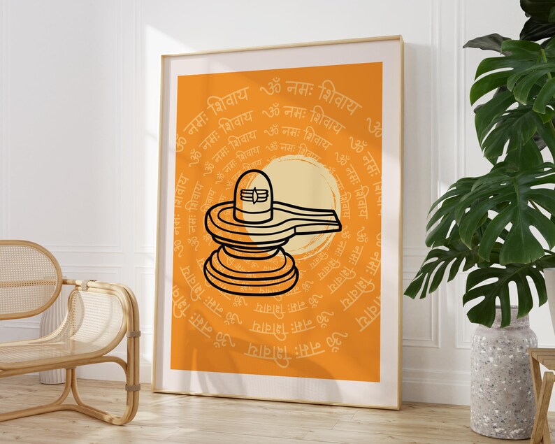 Może przedstawiać: Oprawiony wydruk artystyczny z czarnym rysunkiem linii lingamu, symbolu Pana Śiwy, na pomarańczowym tle. Grafika zawiera tekst "Om Namah Shivaya" w okrągłym wzorze. Wydruk jest prezentowany w jasnej drewnianej ramie.