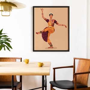 K&ouml;nnte beinhalten: Eine gerahmte Illustration einer Frau in einem gelben und violetten Kost&uuml;m, die einen traditionellen indischen Tanz auff&uuml;hrt. Die Frau tr&auml;gt eine goldene Halskette und Ohrringe. Der Hintergrund ist hellbraun.