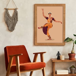 K&ouml;nnte beinhalten: Eine gerahmte Illustration einer Frau in einem gelben und violetten Outfit, die einen traditionellen indischen Tanz auff&uuml;hrt. Der Hintergrund ist in einem hellen Pfirsich-Ton gehalten.