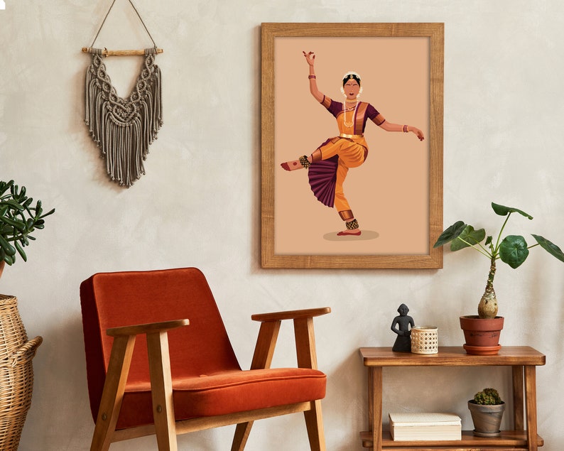 K&ouml;nnte beinhalten: Eine gerahmte Illustration einer Frau in einem gelben und violetten Outfit, die einen traditionellen indischen Tanz auff&uuml;hrt. Der Hintergrund ist in einem hellen Pfirsich-Ton gehalten.