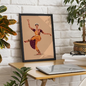 K&ouml;nnte beinhalten: Eine gerahmte Illustration einer Frau in einem gelben und violetten Outfit, die einen traditionellen indischen Tanz auff&uuml;hrt. Die Frau tr&auml;gt Schmuck und hat ihre Arme ausgestreckt. Der Hintergrund ist hellbraun.
