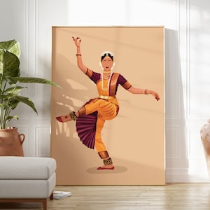 K&ouml;nnte beinhalten: Eine Frau in einem gelben und violetten Outfit f&uuml;hrt eine traditionelle indische Tanzpose aus. Sie tr&auml;gt eine goldene Halskette und eine Blume im Haar.