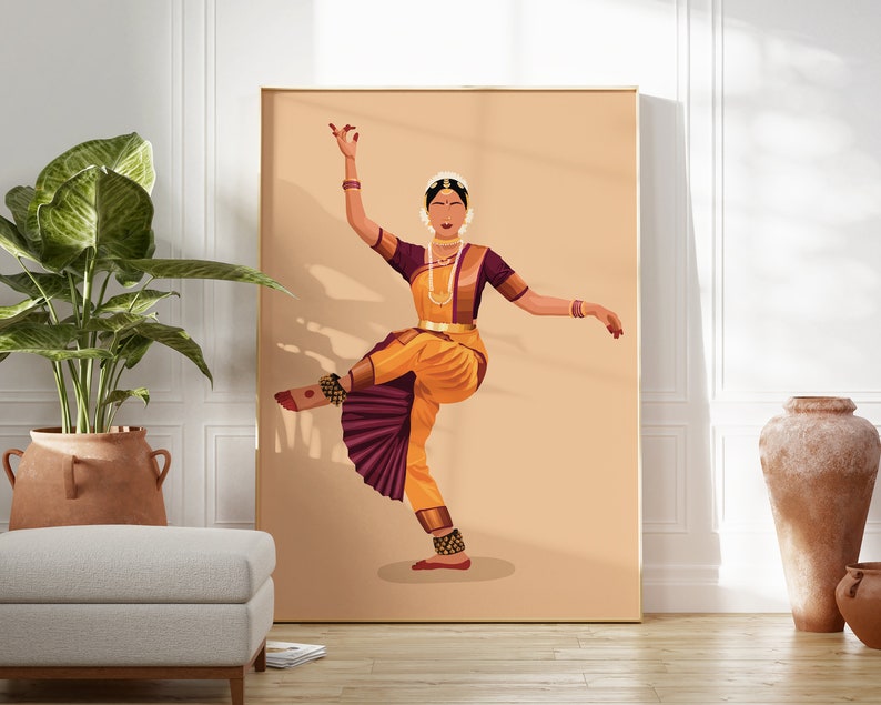 K&ouml;nnte beinhalten: Eine Frau in einem gelben und violetten Outfit f&uuml;hrt eine traditionelle indische Tanzpose aus. Sie tr&auml;gt eine goldene Halskette und eine Blume im Haar.