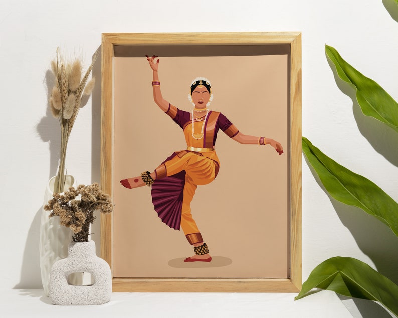 K&ouml;nnte beinhalten: Eine gerahmte Illustration einer Frau in einem gelben und violetten Outfit, die einen traditionellen indischen Tanz auff&uuml;hrt. Die Frau tr&auml;gt eine goldene Halskette und Armreifen. Der Hintergrund ist hellbraun.