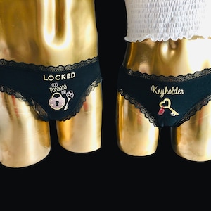Ensemble partenaire : String en dentelle pour femme « LOCKED - You possess me » pour LUI + String en dentelle « Keyholder » pour ELLE