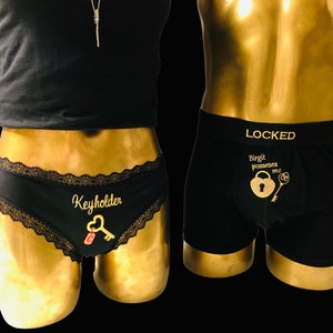 Conjunto de pareja: Calzoncillos bóxer “Locked - <YourName> possesses me” + tanga “Keyholder” y llavero personalizado de la persona casta