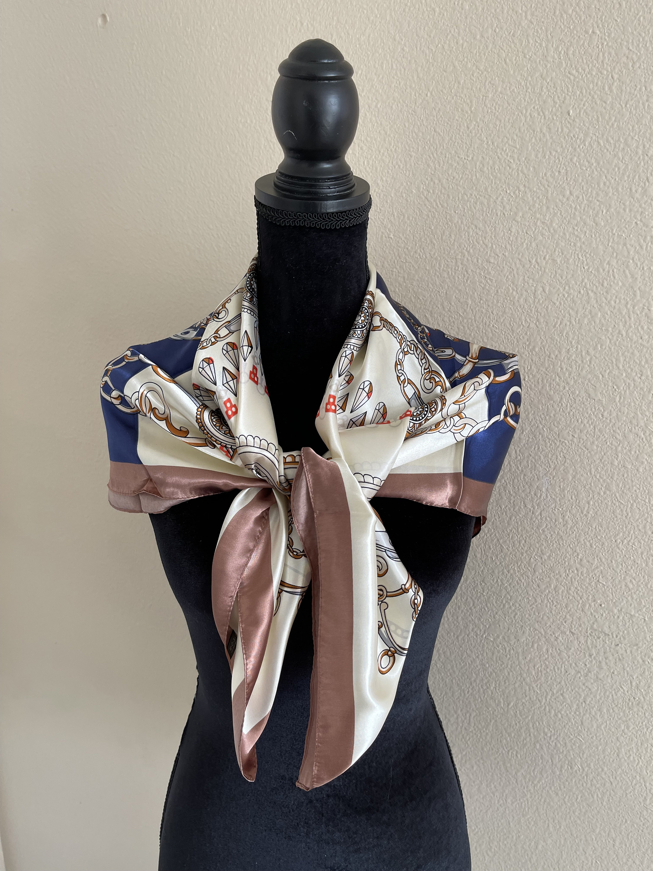 DAQHNE 90×90 SILK SCARF Ameri アイボリー DAQHNE 90×90 SILK SCARF