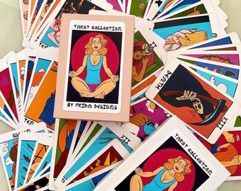 Puede incluir: Un juego de cartas de tarot con ilustraciones coloridas. Las cartas están dispuestas en forma de abanico sobre una mesa. La caja de las cartas es rosa con una etiqueta blanca que dice "Tarot Collection by Frida Designs".