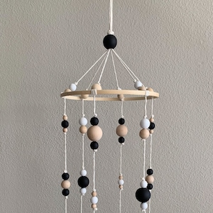 Wood Ball-babymobiel: zwart, wit en natuurlijk hout - Boho-kinderkamer