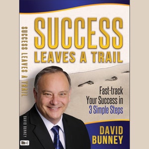 Könnte beinhalten: Buchcover mit einem gelben Titel "SUCCESS LEAVES A TRAIL" und einem Foto eines lächelnden Mannes im Anzug. Der Text "Fast-track Your Success in 3 Simple Steps" befindet sich unter dem Titel. Der Name des Autors "DAVID BUNNEY" steht unten auf dem Cover.