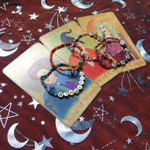 Op Hocus Pocus geïnspireerde minimalistische armbanden