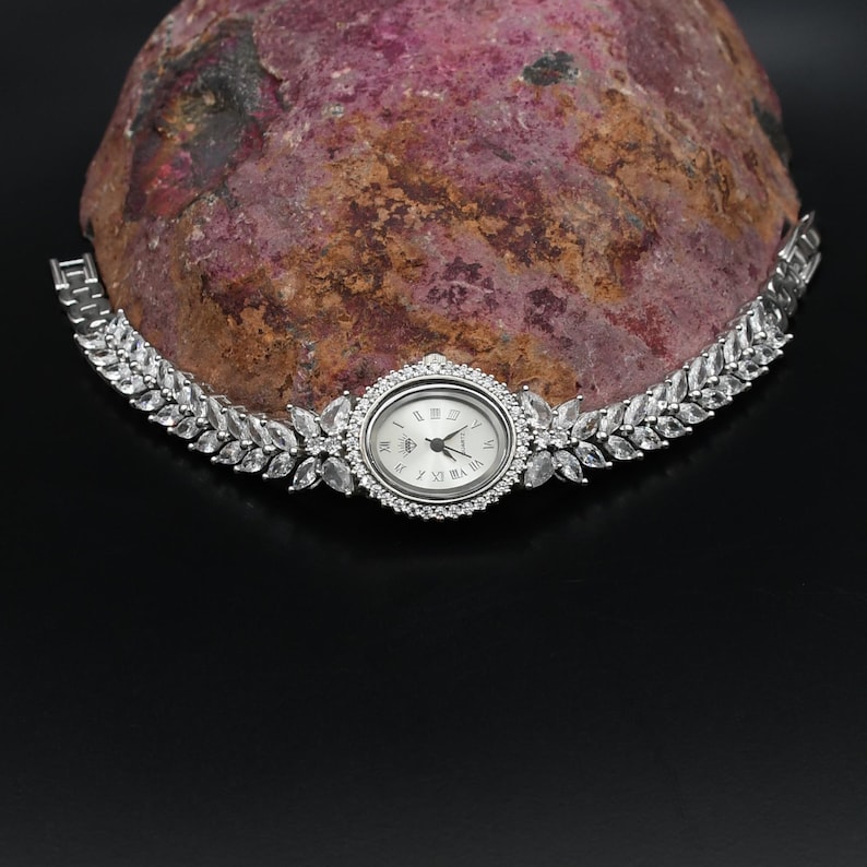 Damarmbandsklocka i 925 sterlingsilver. Armbandsklocka i kvarts med kubisk zirkonia, handgjord armbandsklocka, present till henne bild 1