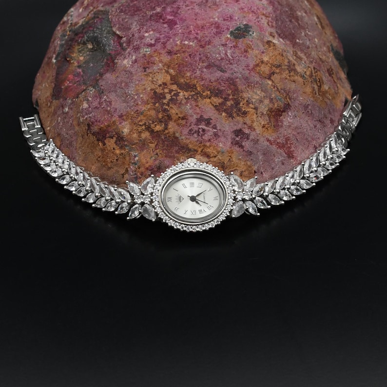 Damarmbandsklocka i 925 sterlingsilver. Armbandsklocka i kvarts med kubisk zirkonia, handgjord armbandsklocka, present till henne bild 4