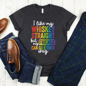 Ich mag meinen Whiskey gerade, aber meine Freunde können in beide Richtungen T-Shirt gehen, Ally T-Shirt, Regenbogen stolz T-Shirt, LGBTQ T-Shirt, Ally Pride T-Shirt