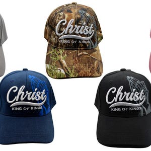 Christus-König der Könige bestickter Hut. Religiöse Baseballkappe. Verstellbare Christian Snapback. Schwarz, Pink, Camo, Navy, Grau (separat erhältlich)