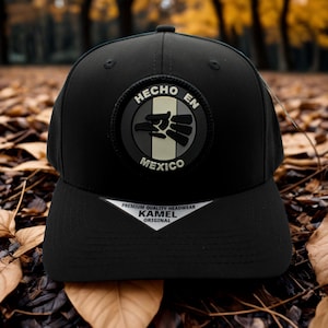 Op de afbeelding: Een witte keramische mok met een zwarte handgreep en de tekst "But First, Coffee" in een vetgedrukte, zwarte letter. De mok staat tegen een neutrale achtergrond, wat het eenvoudige ontwerp benadrukt.