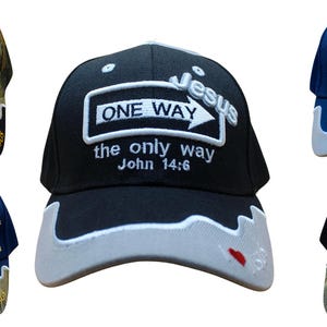 Peut inclure: Quatre casquettes de baseball avec des designs différents. Les casquettes sont noires, bleues et camouflage. Les casquettes ont un texte brodé qui dit "Amazing Grace", "Jesus One Way", et "Jesus One Way the only way John 14:6".