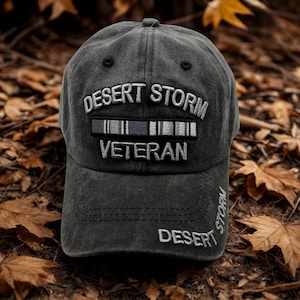 Puede incluir: Gorra de béisbol gris oscuro con las palabras "DESERT STORM VETERAN" bordadas en blanco. La gorra presenta un parche con rayas y las palabras "DESERT STORM" en el lateral.